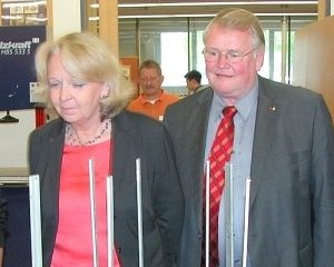 SPD-Landtagskandidat Reinhard Jung (2. v. r.) und Bernd Banschkus beim Besuch von Ministerpräsidentin Hannelore Kraft im CJD Eichhagen. Foto: Roland Vossel