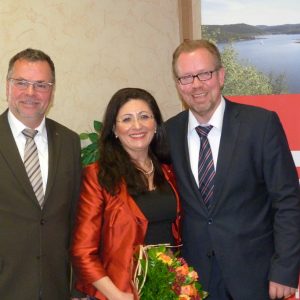 Wolfgang Langenohl (li) stv. Vorsitzender des Kreisverbandes und der Vorsitzende Thomas Gosmann (re) gratulieren Nezahat Baradari zur Kandidatur