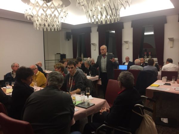 Mitglieder im SPD-Kreisverband Olpe diskutieren