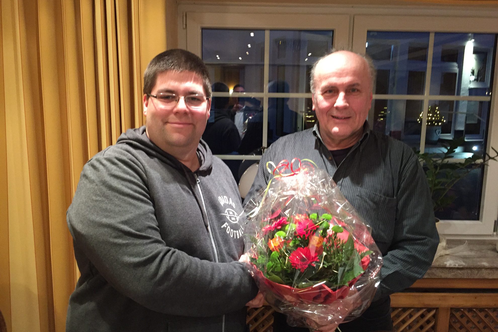 Robert Kirchner-Quehl gratuliert Jan Wichterich, dem neu gewählten Juso-Vorsitzenden