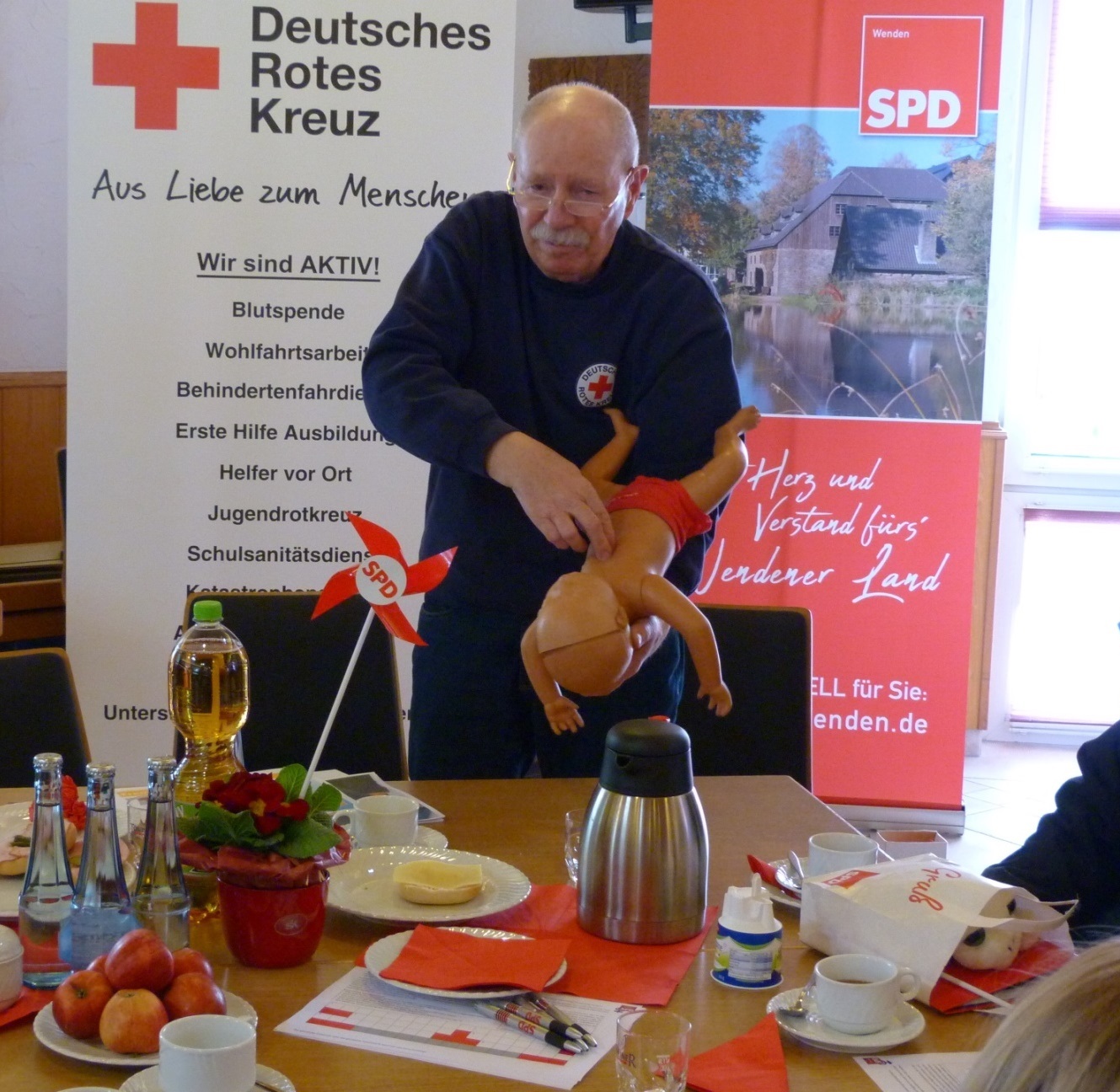 Jürgen Spieker vom DRK Wenden demonstriert die Erste Hilfe am Säugling